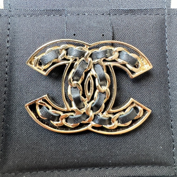 CHANEL 19P CLASSIC GOLD TONE LARGE BIG CC LOGO CHAIN BLACK LEATHER BROOCH PIN - Picture 2 of 10